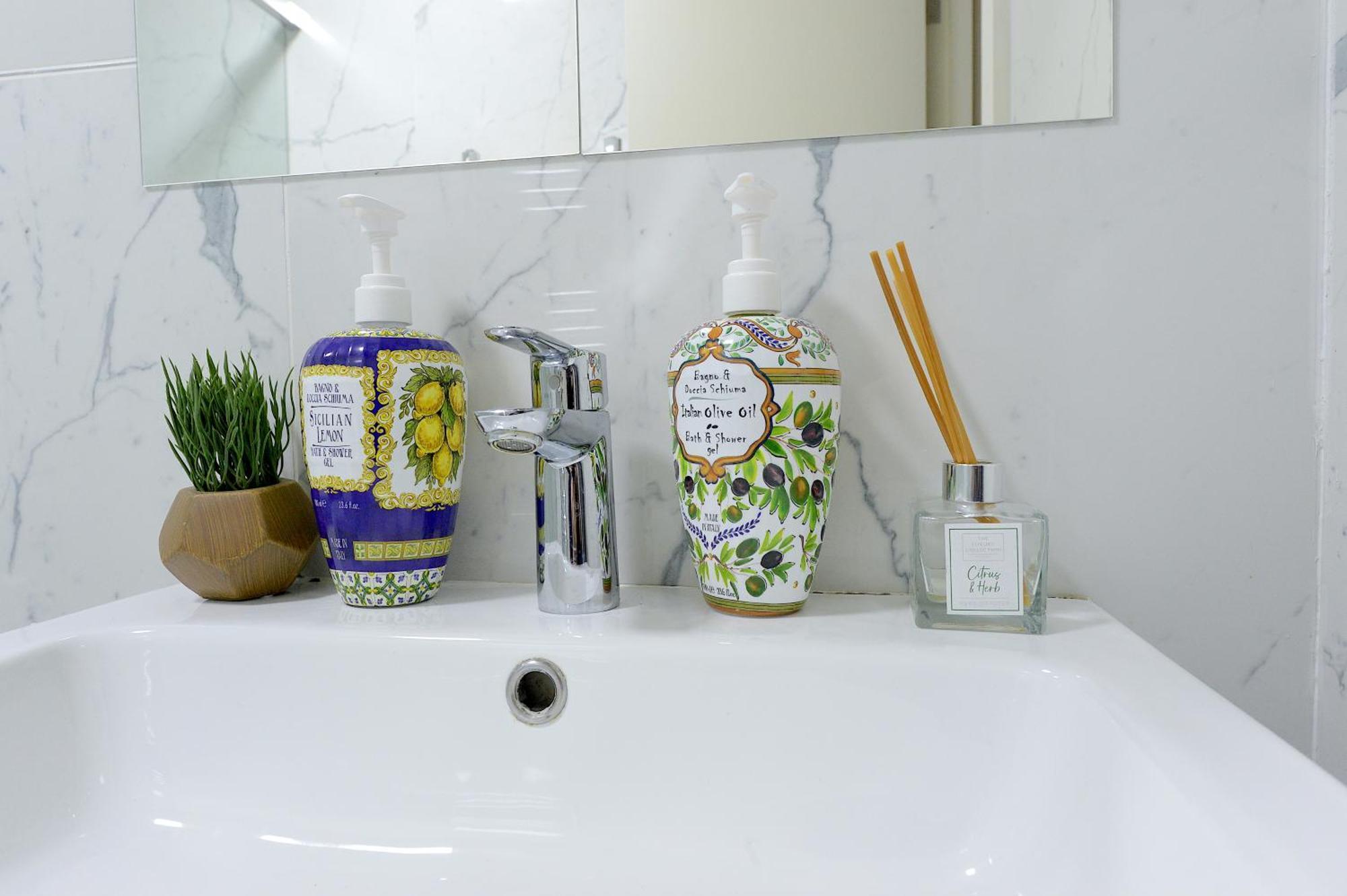 דירות לונדון 2 Bed Terraced Flat Piccadilly Line מראה חיצוני תמונה
